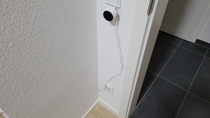 7Links IPC-300 (ZX5329): Die Überwachungskamera wird per USB-Kabel mit Strom versorgt. Dieses kann man mit einem klassischen USB-Netzteil mit USB-A-Port oder mit einer USB-Steckdose verbinden.