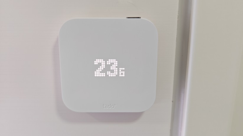 Tado X (2. Gen.): Das Display ist standardmäßig aus. Es gibt wie beim Tado X (1. Gen.) keine Möglichkeit es dauerhaft einzuschalten. Oben rechts am Gehäuse sitzt ein Schalter, der nach Betätigung das Display einschaltet und die Temperatur anzeigt. Drückt man den Schalter erneut, erscheinen Luftfeuchtigkeit und eingestellte Temperatur.