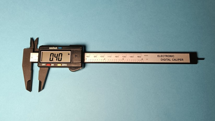 Die digitale Anzeige ist genauer als die aufgeklebte Skala.