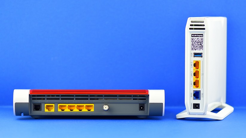 Dazu schalten wir die weiße Fritzbox 4060 (rechts) über ein LAN-Kabel hinter eine rot-weiße Fritzbox 6660 Cable (links im Bild).
