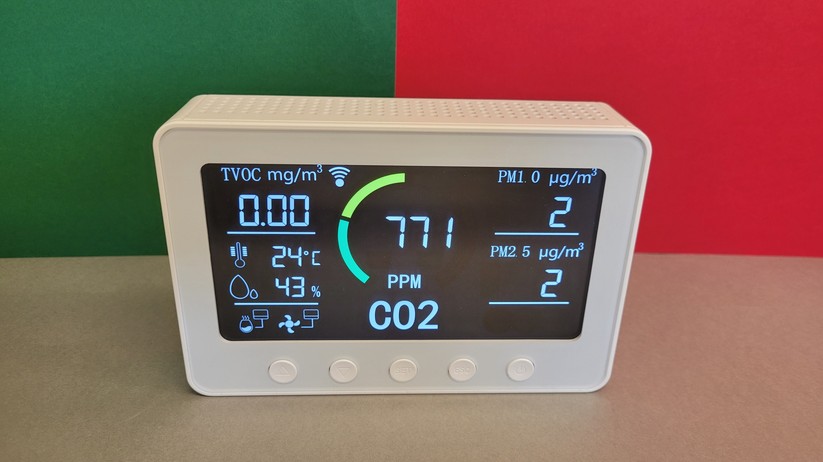 Tuya Smart Air Quality Monitor: Sensoren für Temperatur, Luftfeuchtigkeit, CO₂, TVOC, PM2.5 und PM1.0