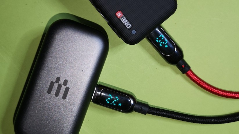 USB-Kabel mit Leistungsanzeige.