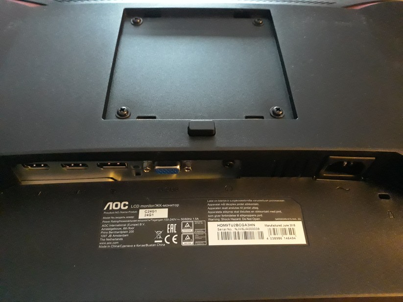 Auf der Rückseite des Displays ist der C24G1 üppig mit Anschlüssen bestückt.