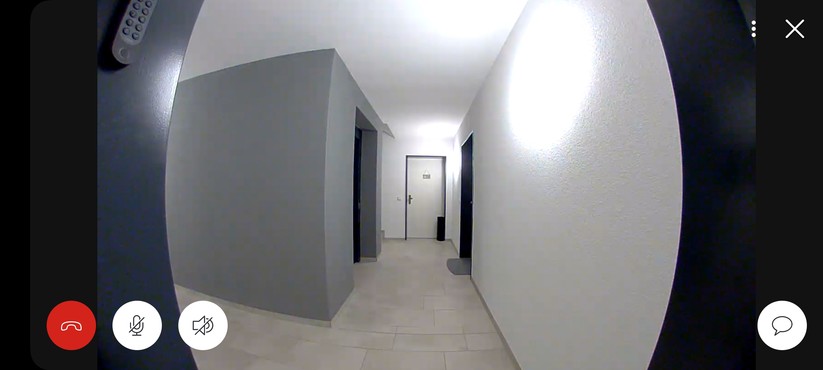 Ring liefert mit der neuen Battery Video Doorbell eine Video-Türklingel, die eine Auflösung von 1440 × 1440 Punkte bietet und mit einem großen Sichtfeld von 150° horizontal und 150° vertikal eine Kopf-bis-Fuß-Ansicht realisiert.