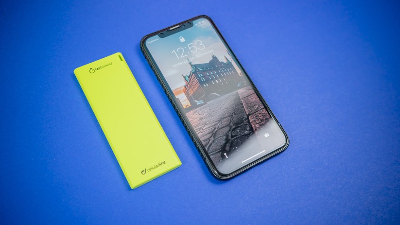 Cellularline Freepower 3000 Slim neben einem Apple iPhone X