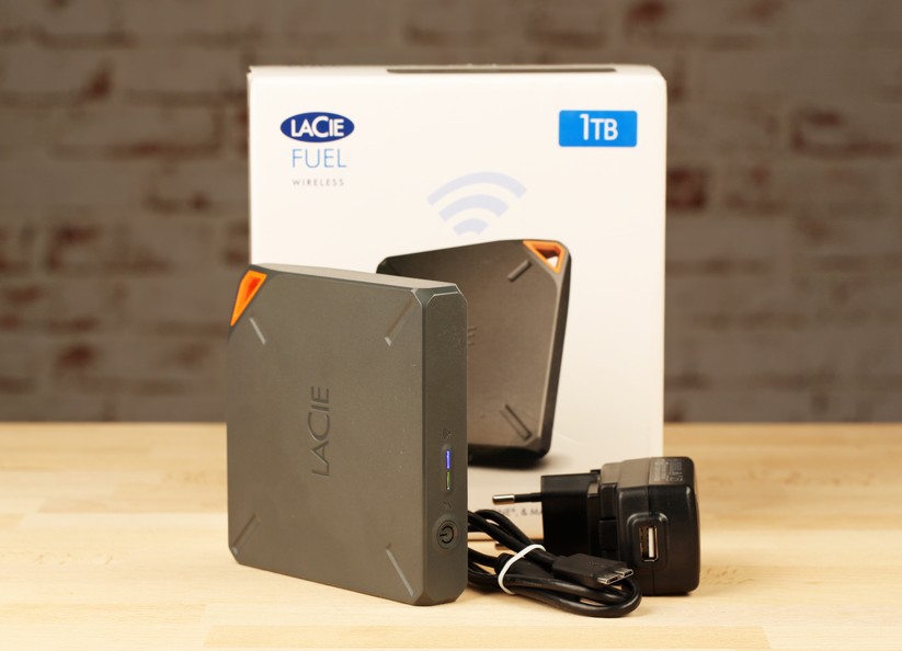 Neben der Festplatte gehören nur Netzteil und USB-Kabel zum Lieferumfang.