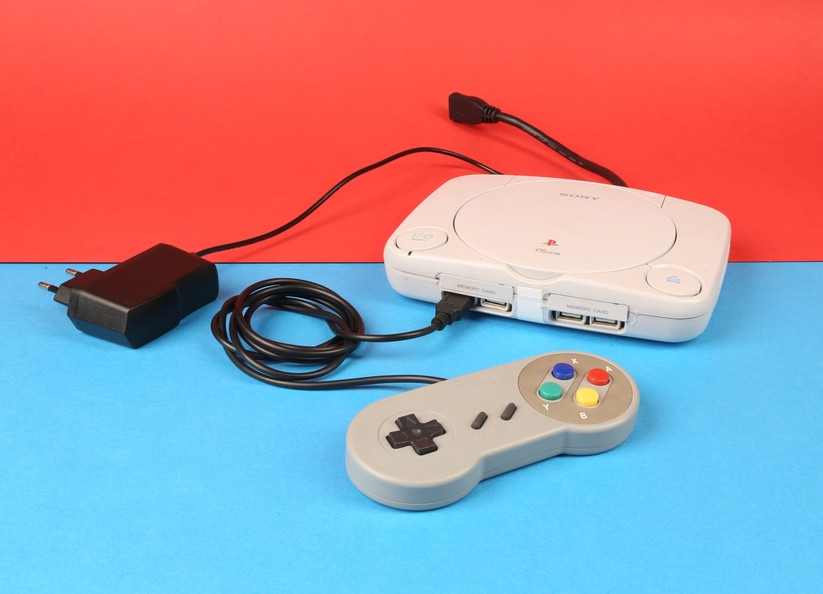 Unser Raspberry Pi wurde in ein altes Playstation-Gehäuse verbaut.