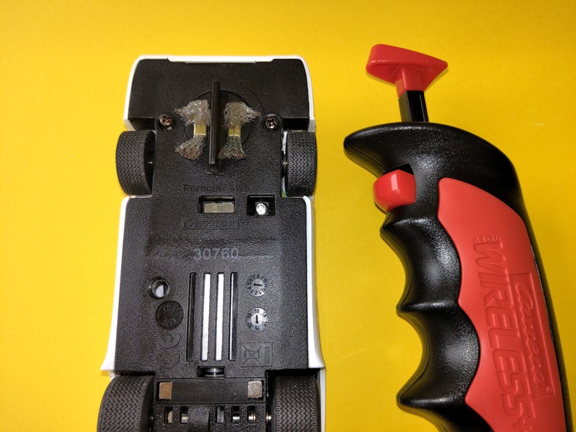 Die Sensoren an der Unterseite aktivieren die Weichen, der rote Knopf am Handregler löst sie aus. 