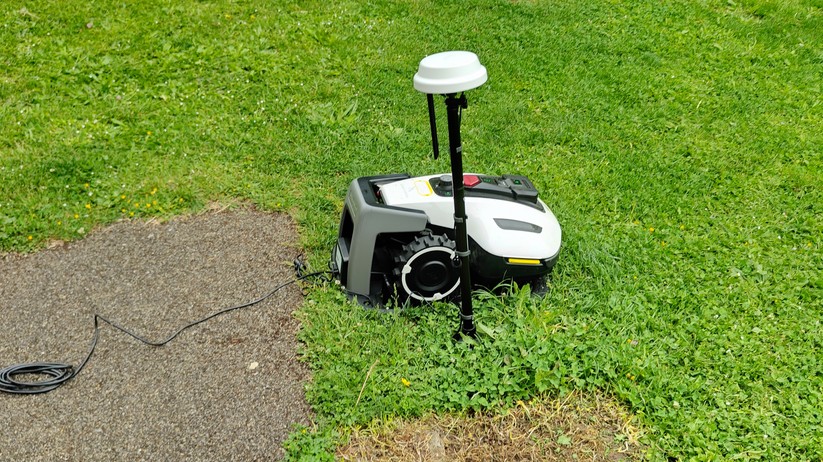  Ladestation und RTK-Antenne