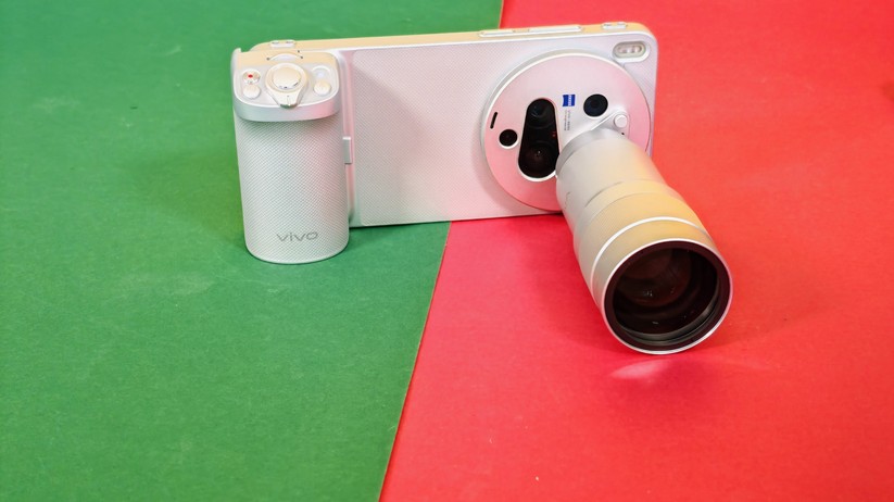 Vivo X300 Ultra mit Fotografie-Kit und Teleobjektiv