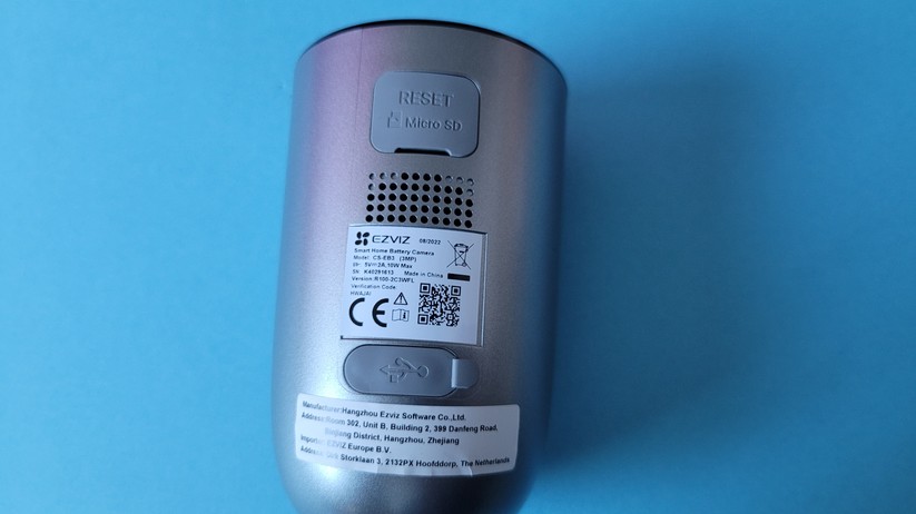 Ezviz EB3: Für die Einrichtung scannt man den QR-Code an der Unterseite mit der Ezviz-App