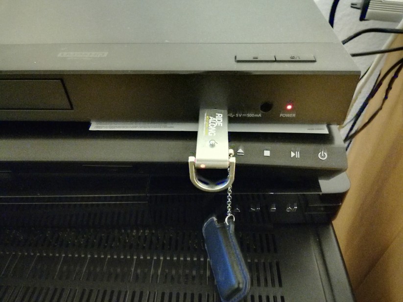An seiner Front finden USB-Sticks ihren Anschluss.