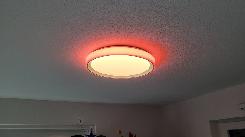 Die Aqara Deckenleuchte T1M funkt mit Zigbee und benötigt daher einen Hub. Sie ist außerdem kompatibel zu Homekit und Matter, sodass sie auch von anderen Smart-Home-Zentralen wie Apple Home, Samsung Smartthings, Homey Pro, Home Assistant, Google Home sowie Amazon Echo und Echo Hub steuern lässt. Die Hauptlampe mit einem Durchmesser von knapp 50 cm unterstützt eine Weißfarbton-Steuerung, während das umlaufende Seitenlicht dank RGBIC-Technik sehenswerte Animationen und Farbverläufe darstellen kann. Ihre LEDs sind hell genug, um einen Raum mit einer Größe von bis zu 25 m² zu beleuchten. Die maximale Leistungsaufnahme beträgt 25 Watt.  