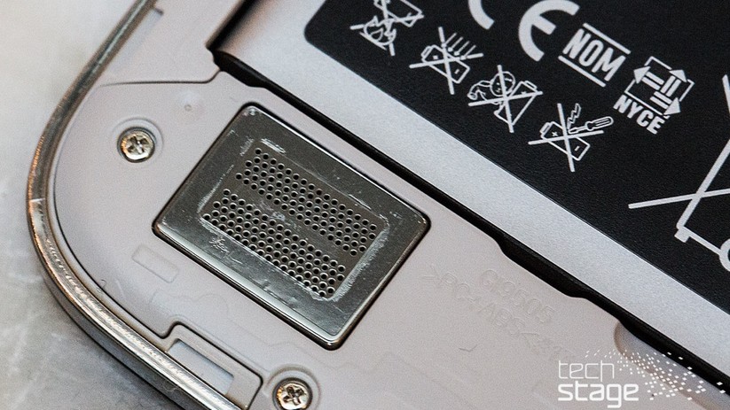 Im Gegensatz zum HTC One hat das Galaxy S4 nur einen Lautsprecher – und der sitzt auch noch auf der Rückseite des Smartphones.