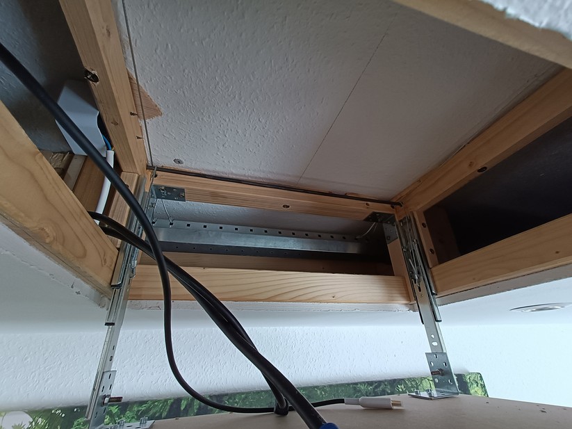 DIY Heimkino mit Beamerlift und Motorleinwand
