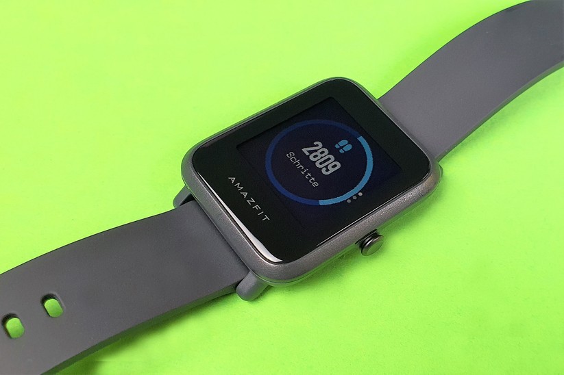 Huami Amazfit Bip S: Bei der Ermittlung der zurückgelegten Schritte lag unser Testmuster nur knapp zehn Prozent über der korrekten Zahl.