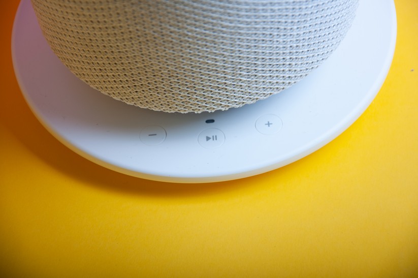 Auf dem breiten Untersetzer sind die Taster für die typischen Sonos-Befehle. 