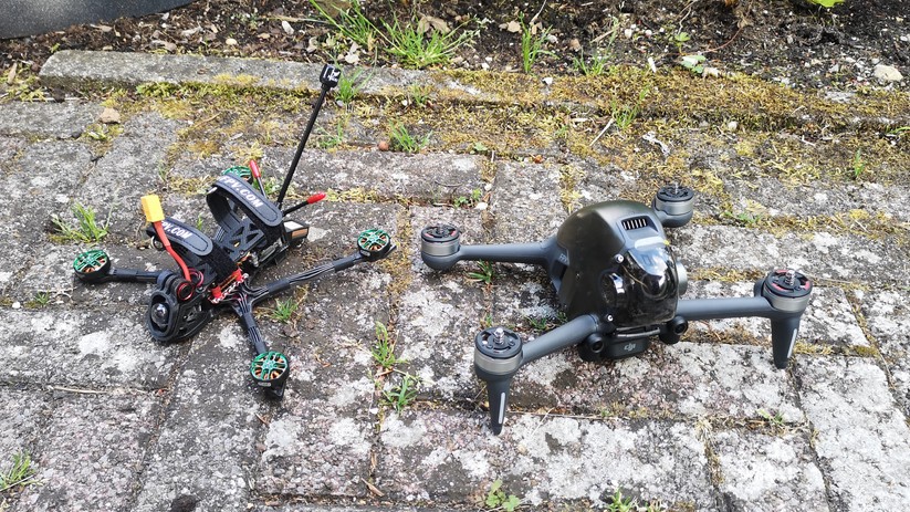 FPV in HD: Beide Drohnen haben HD-Livebild, GPS und sind für lange Flugzeiten geeignet. (Rekon5 und DJI FPV)