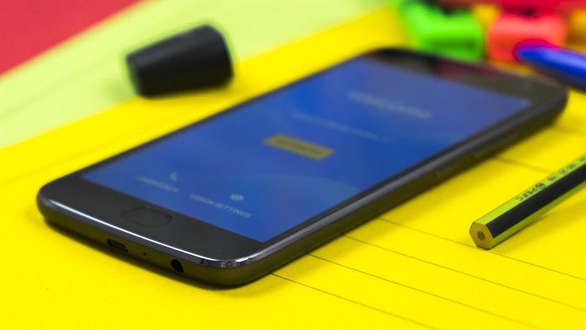 Zwar gibt es nur Micro-USB statt den neuen USB-Type C, aber dafür bringt das Lenovo-Smartphone noch eine Klinkenbuchse mit.