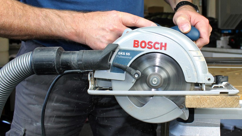 Die Handkreissäge ermöglicht gerade Schnitte.