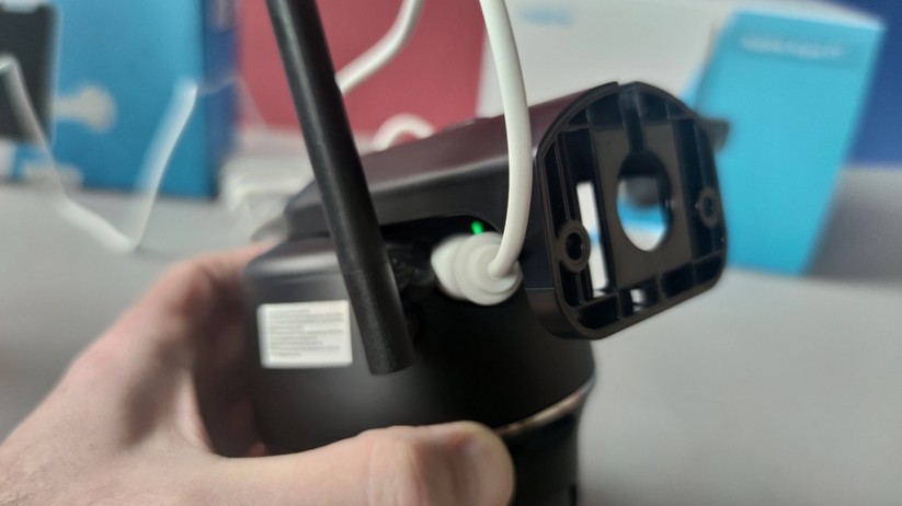 Reolink Argus PT: Mit dem Solarpanel kann der Akku der Kamera geladen werden. Eine Schutzhülle verhindert das Eindringen von Wasser.