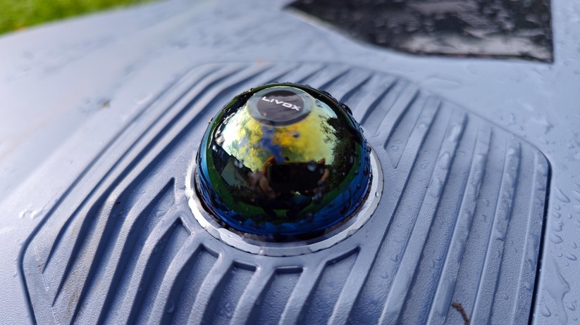 Hookii Neomow X: Mit Lidar navigiert der Neomow X zuverlässig auch in Bereichen, wo GPS-gestützte Modelle Schwierigkeiten haben. Der Mähroboter ist für Rasenflächen mit einer Größe von 4000 m² vorgesehen. Die Schnittbreite beträgt 28 cm. 