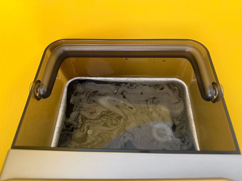 Das Waterdrop-Gerät spült einen neuen Filter zunächst durch. Das dauert etwa eine halbe Stunde und mehrere Wassertanks. Die Schaumbildung im Wassertank kommt durch die Rückspülung.