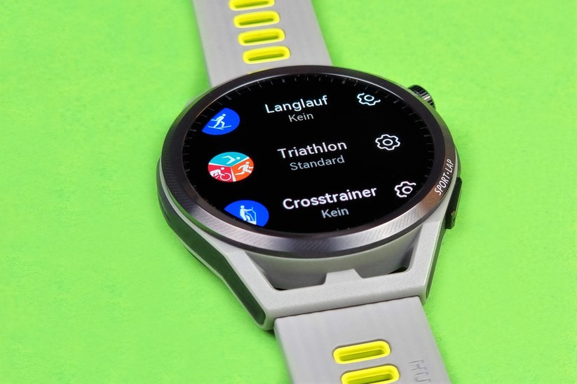 Huawei Watch GT Runner: Über die untere rechte Taste gelangt man zu den unterschiedlichen Sportarten.