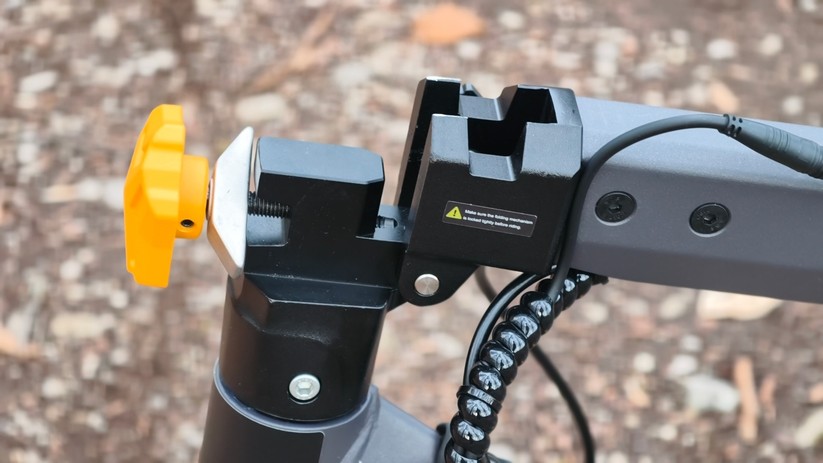 Ausom L1: Unnötig komplizierter Klappmechanismus. 