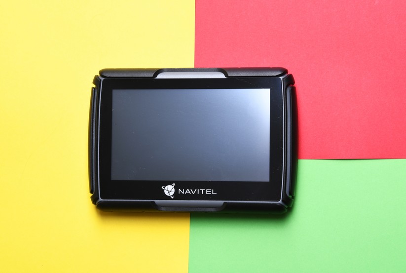 Das Navitel G550 Moto wirkt nicht ganz so elegant wie das TomTom Rider 550, ist aber auch wasserfest und gegen Erschütterungen gedämpft. Der Touchscreen gibt bei Berührung mit dem Finger leicht nach.  