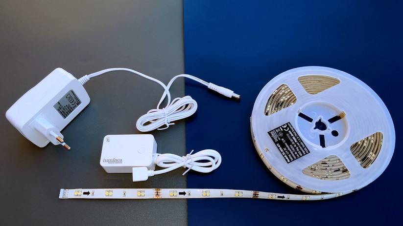 Der Lieferumfang beinhaltet LED-Streifen, WLAN-Controller und Netzteil.