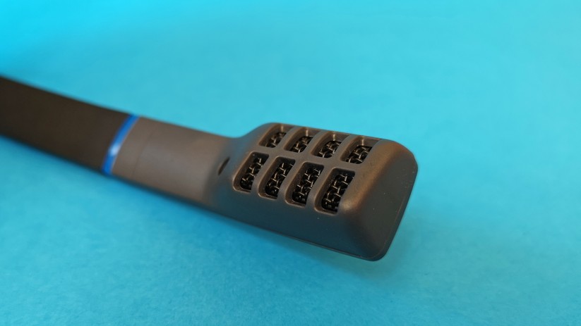 Das Mikrofon filtert Hintergrund- oder Atemgeräusche.