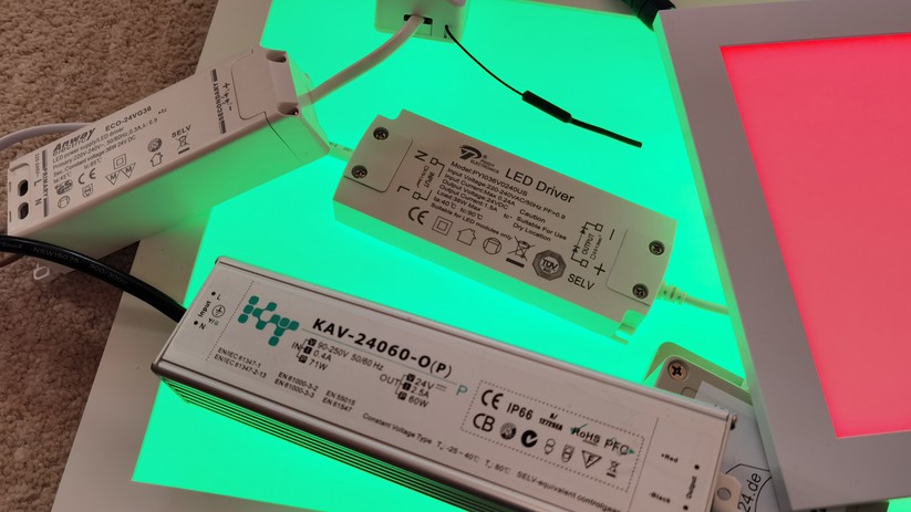 Der einzige Trafo aus Metall (unten) liegt dem TXL-Panel bei