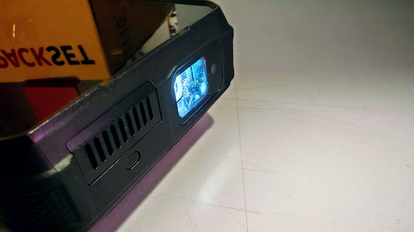  Outdoor-Handy mit Beamer, Nachtsichtkamera und XXL-Akku 