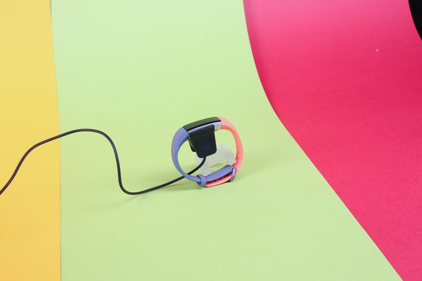 Die Ladeklammer fixiert die Alta HR.