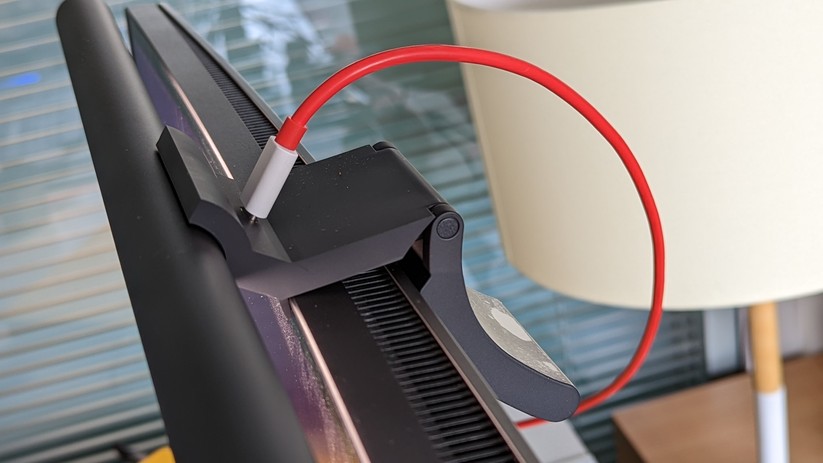 Das Kabel der Xiaomi-Leuchte steht deutlich ab.