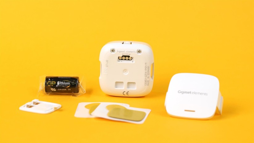 Aus diesen Einzelteilen setzt sich der Fenstersensor zusammen. Stimmt nicht ganz, ein weiteres Teil fehlt auf dem Bild: Den Batteriedeckel haben wir vergessen.