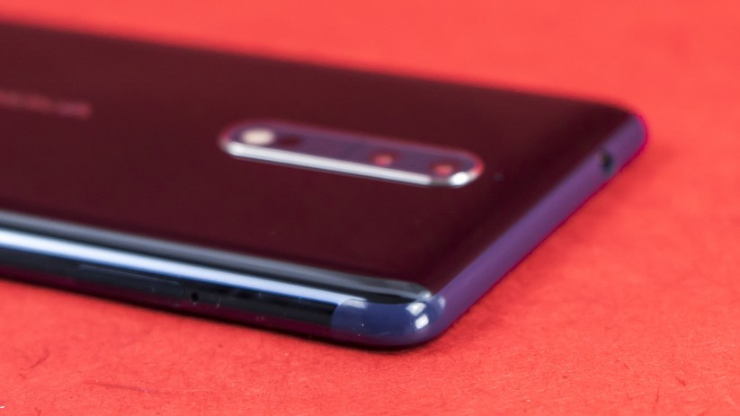 Die Antennenstreifen beim Nokia 8 sind oben und unten. Sie erleichtern den Empfang und das Senden von WLAN-, Bluetooth- und Mobilfunk-Signalen.