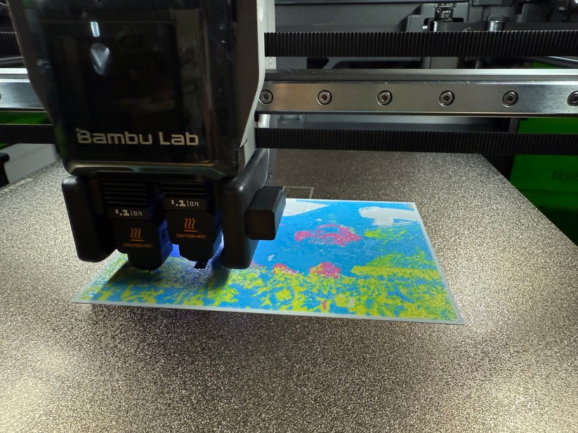 Hier druckt der Bambu H2D ein CMYK-Bild. Wie beim Druck auf Papier werden die Farbpunkte hier nebeneinander gesetzt.