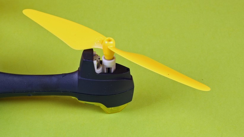 Die Bürsten-Motoren haben wenig Power und verschleißen nach einigen Flugstunden.
