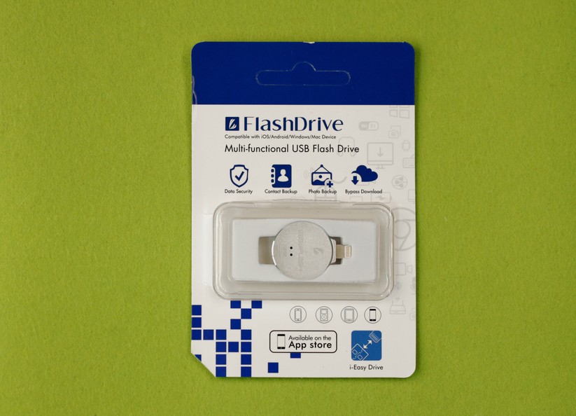 Der Easyflash-Speicher kommt in einer einfachen Blisterverpackung bei uns an.