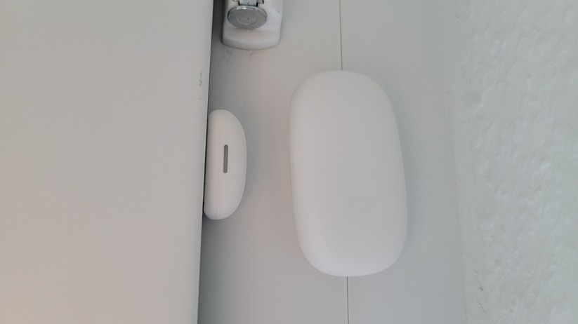 Wer möchte, kann das smarte Thermostatvon Meross mit anderen Komponenten des Herstellers kombinieren und für Automatisierungen verwenden. Mit dem Tür-/Fenster-Sensor Mersoss MS200H können Anwender etwa die Heizleistung stoppen, wenn der Sensor ein geöffnetes Fenster erkennt.