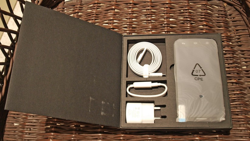 Sehr schön: Im Lieferumfang ist unter anderem ein wertig wirkendes und aufrollbares Kabel enthalten.