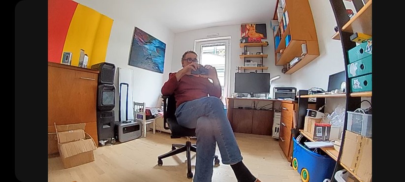 Ring Stick Up Cam Pro Akku: Die Aufnahmen bieten viele Details. Nachts bietet die Kamera eine farbige Nachtsicht ganz ohne Zusatz-LED. Allerdings gehen einige Details verloren und etwas grünstichig ist das Bild ebenfalls.