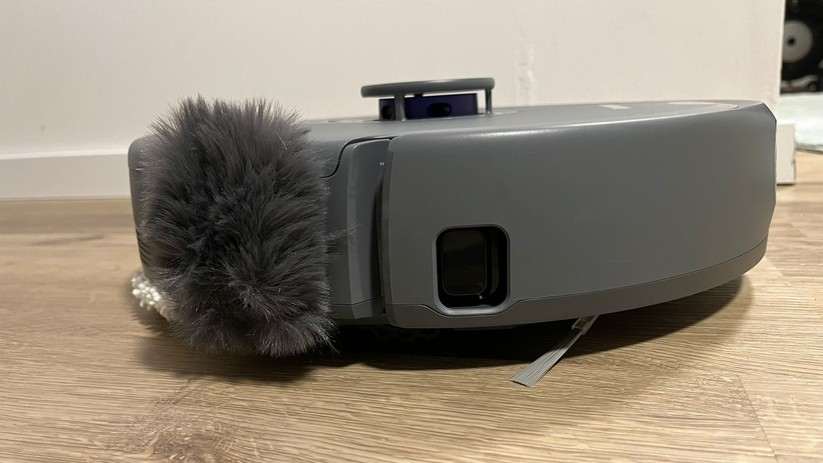 Das ist keine tote Katze, sondern mit dem "Fell" reinigt der Narwal Freo Z Ultra Fußbodenleisten und Möbel |