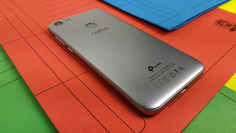 Die Rückseite des Smartphones wirkt nicht besonders wertig.