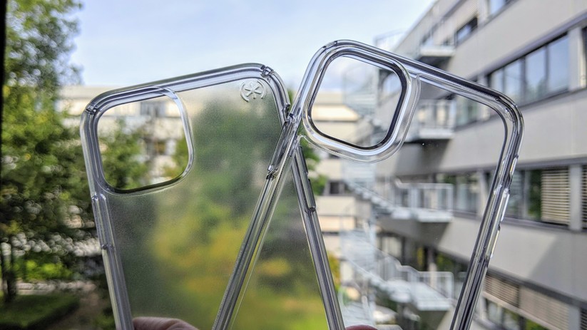 Links Speck, rechts Spigen: Der Unterschied in der Transparenz ist deutlich.