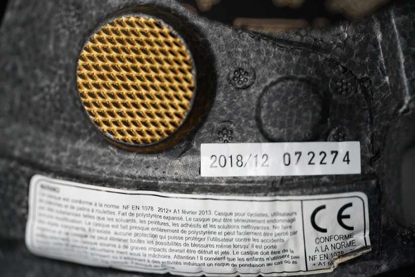 Auf keinen Fall lebenslänglich. Ein Blick vor dem Kauf der sich lohnt. Ein kleiner Aufkleber verrät das Herstelldatum des Helmes. 
