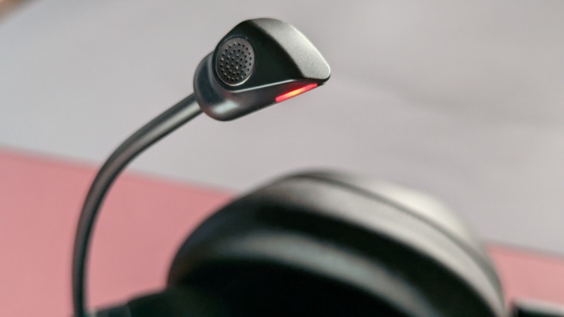 Das Mikrofon des Steelseries Arctis Nova Pro Wireless ist in der linken Ohrmuschel verstaut und lässt sich einfach herausziehen.