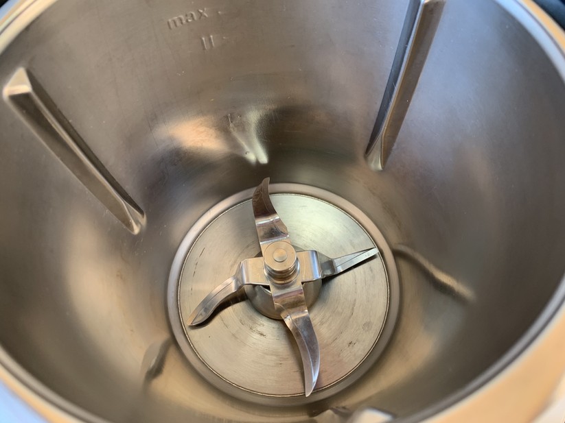 Die Messer des Thermomix löst man auf der Unterseite. 